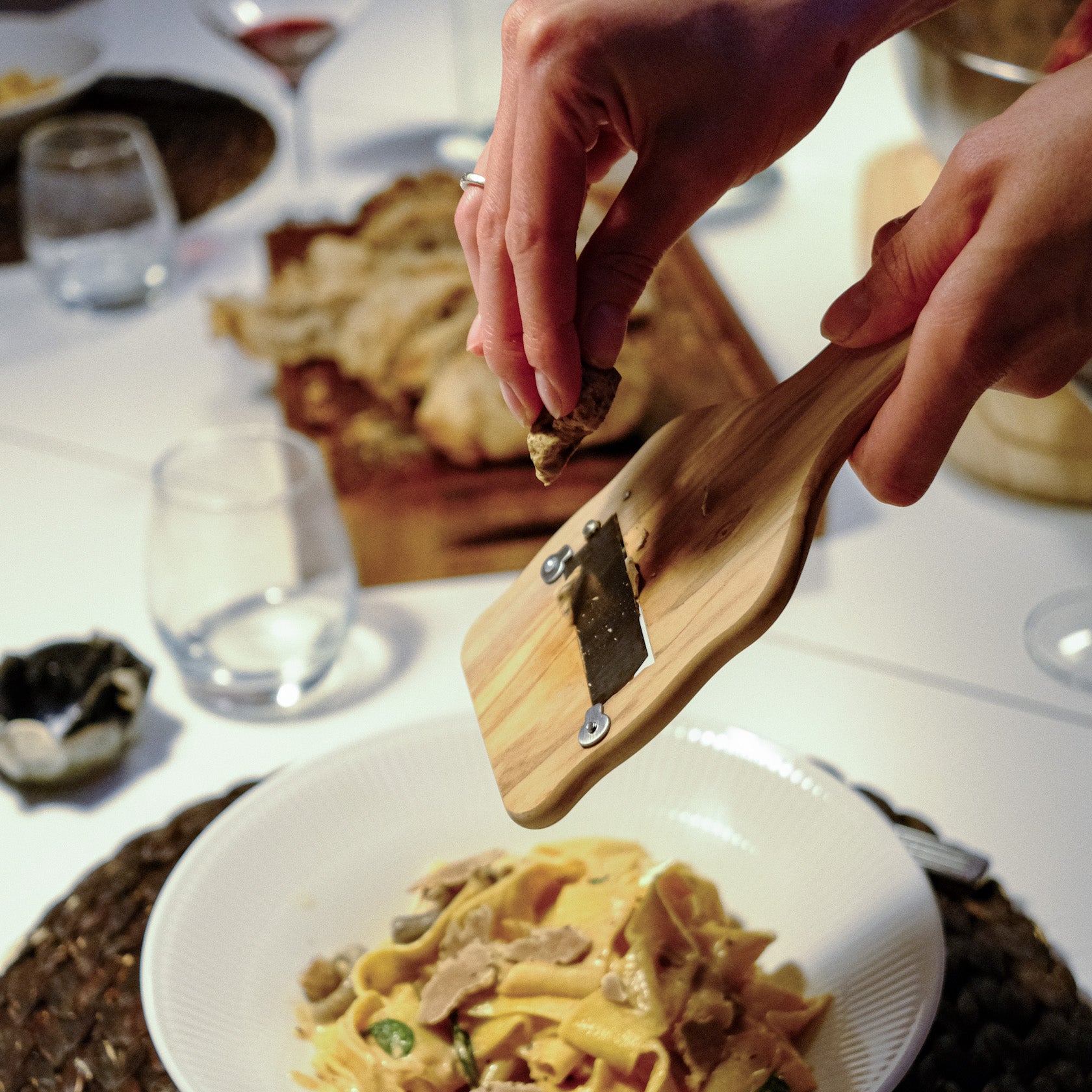 Trøffelslicer i lys træ