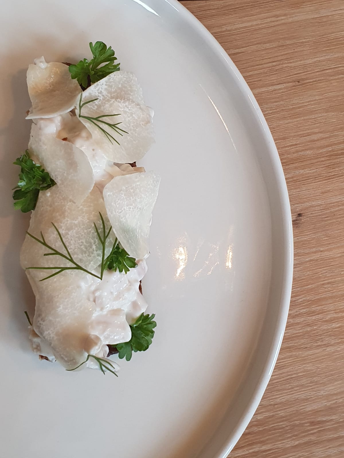 Smørrebrød med hønsesalat og frisk honningtrøffel